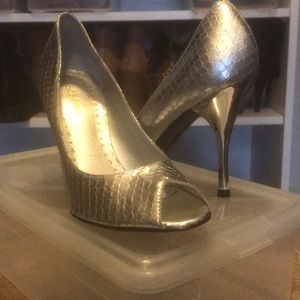 Silver pumps
